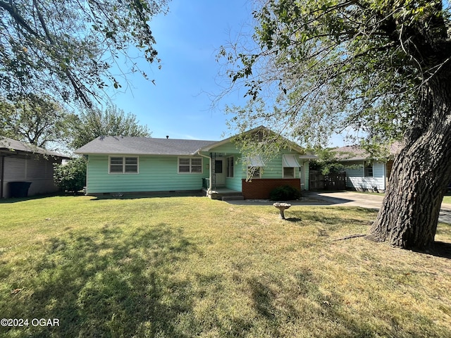 ranch-style home featuring a front yard