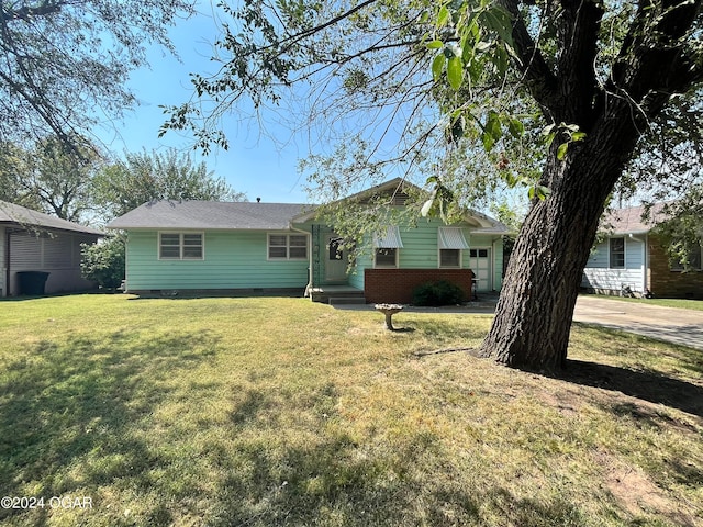 ranch-style house featuring a front lawn