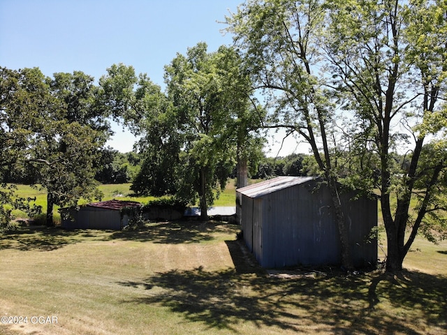 view of yard featuring a storage shed and an outdoor structure