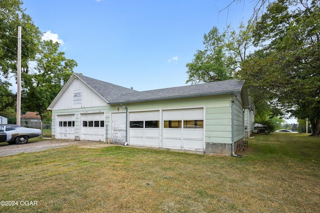 view of front of home featuring a front lawn