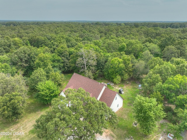 birds eye view of property featuring a wooded view