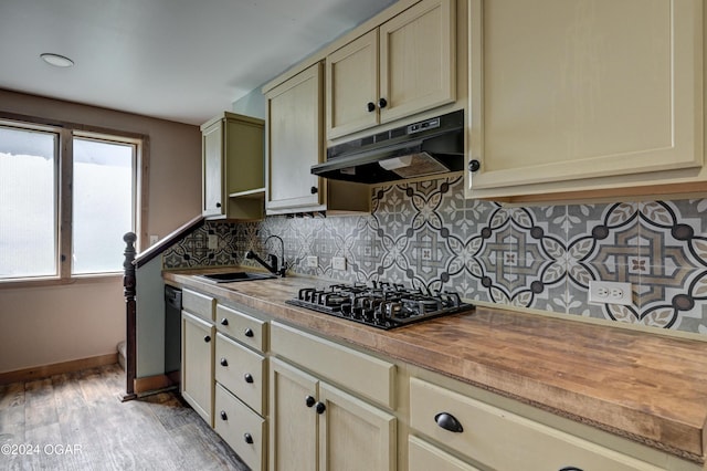 kitchen featuring black gas cooktop, backsplash, cream cabinets, light wood-type flooring, and sink