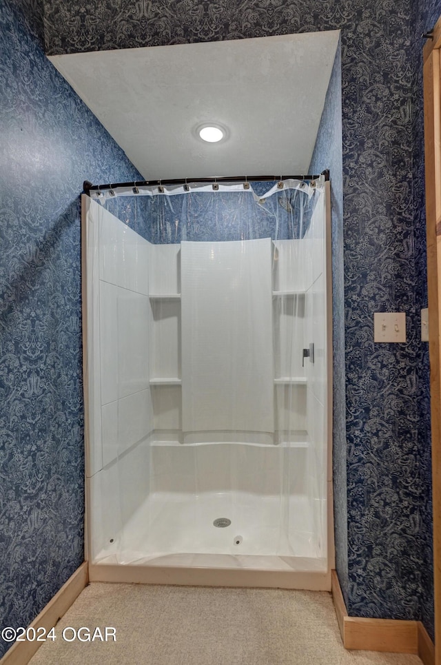 bathroom featuring a textured ceiling and a shower with curtain