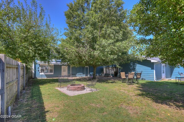 view of yard featuring a fire pit