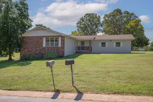 ranch-style house featuring a front lawn