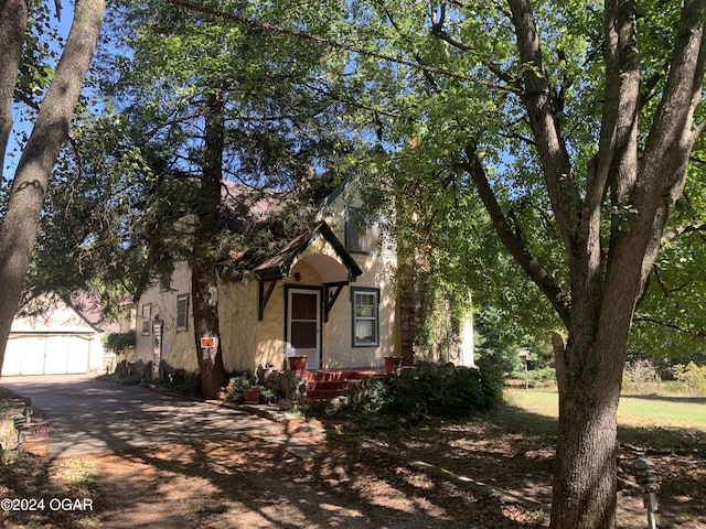 view of front of house featuring an outdoor structure