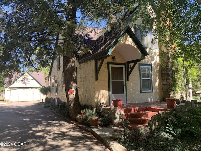 view of front of house with an outdoor structure and stucco siding