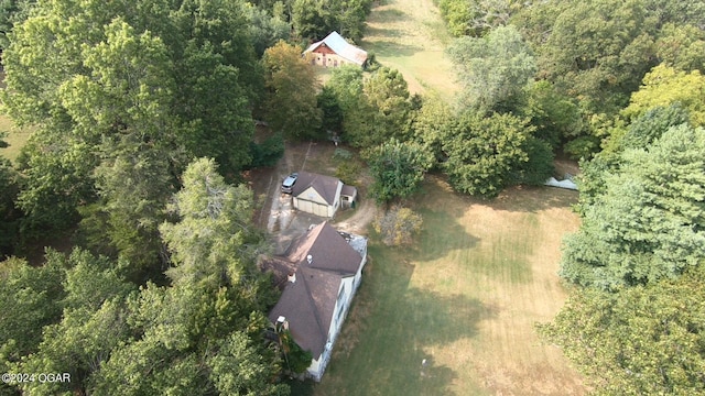 birds eye view of property featuring a forest view