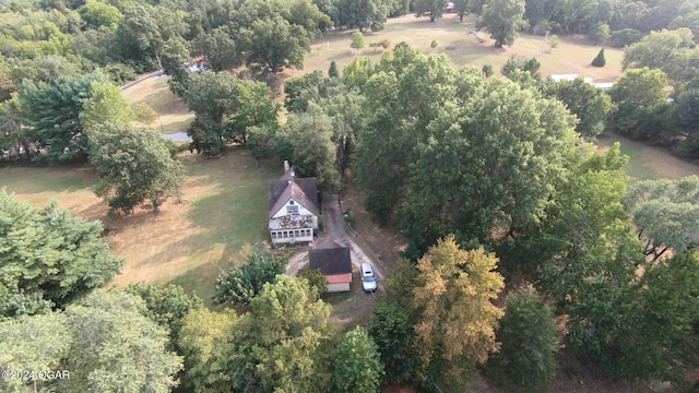 birds eye view of property featuring a forest view