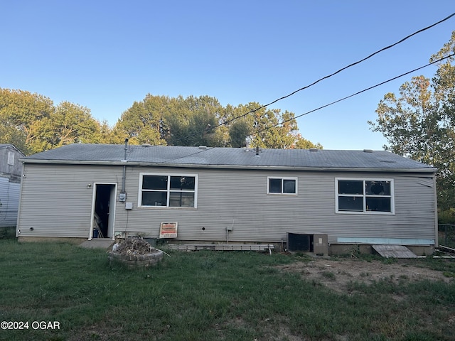 back of house featuring a lawn