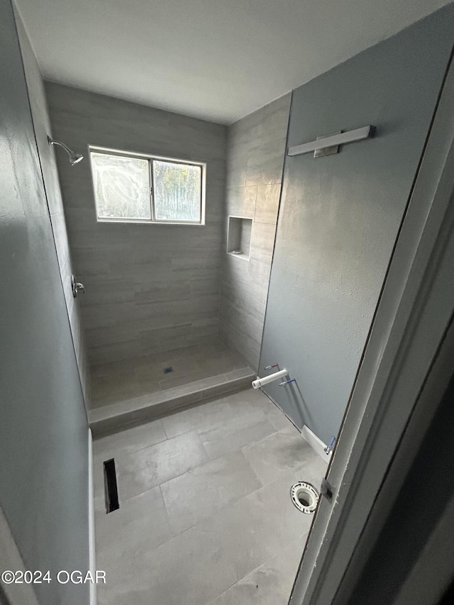 bathroom featuring a tile shower