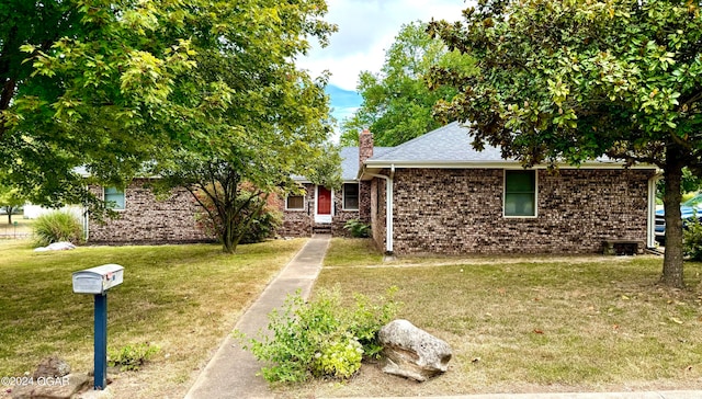 view of front of property featuring a front yard