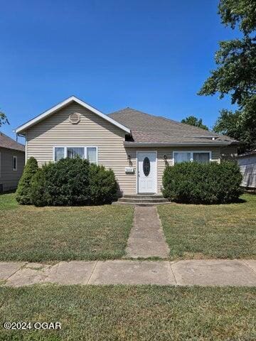 view of front facade with a front yard