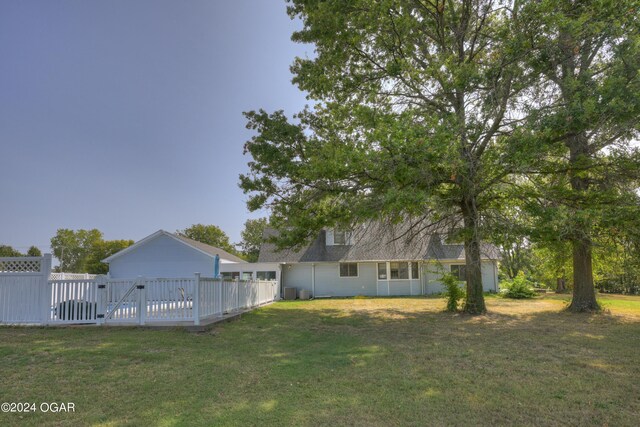 9825 County Rd 215, Webb City, MO 64870 - view of yard