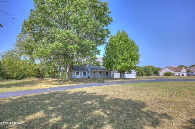 9825 County Rd 215, Webb City, MO 64870 - single story home with a front yard and a garage