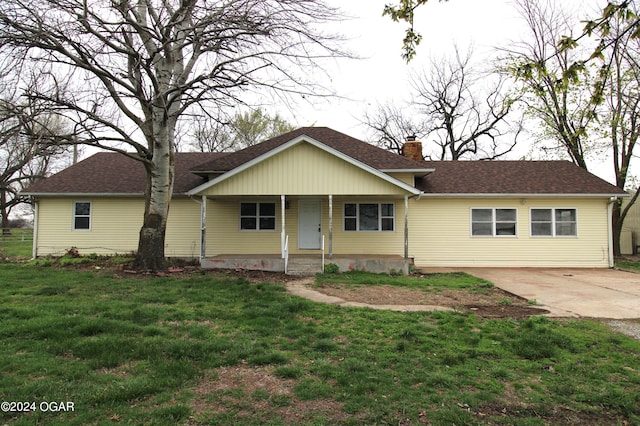 single story home featuring a porch and a front lawn