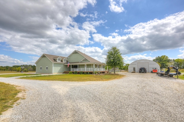 view of front of property featuring a storage shed and a front yard