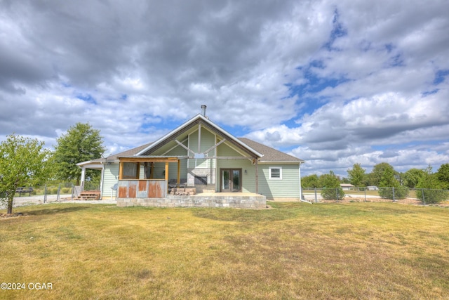 view of front of property featuring a front lawn