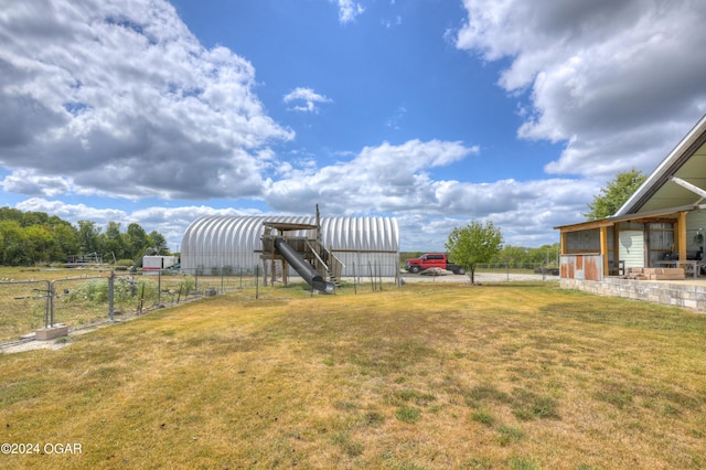 view of yard featuring an outbuilding