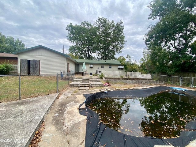 view of swimming pool featuring a lawn