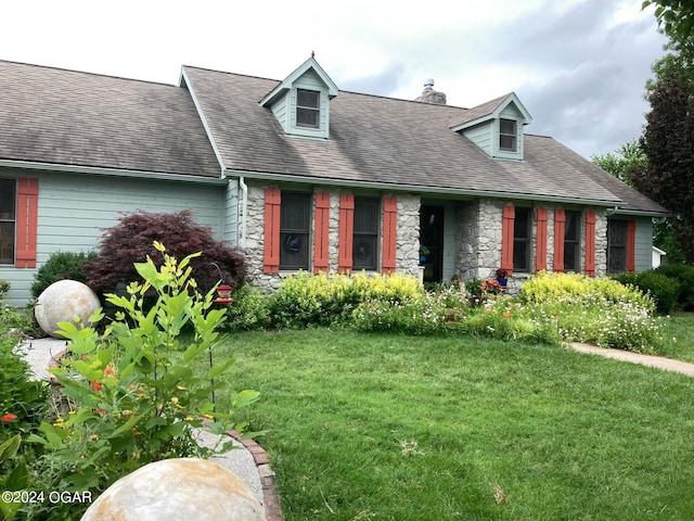 new england style home featuring a front lawn