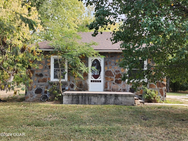 view of front of home with a front lawn