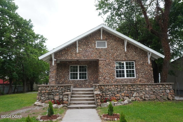 view of front of property featuring a front yard