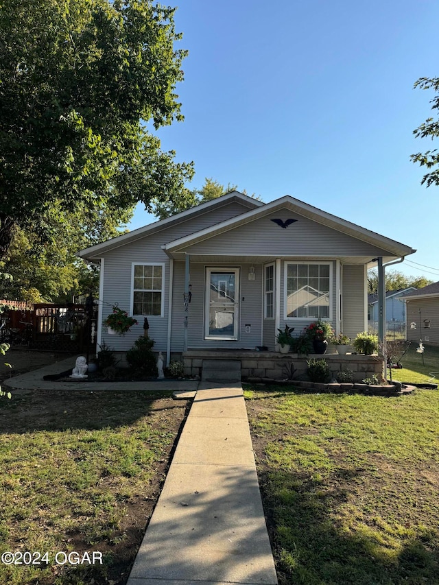 view of front of house featuring a front lawn