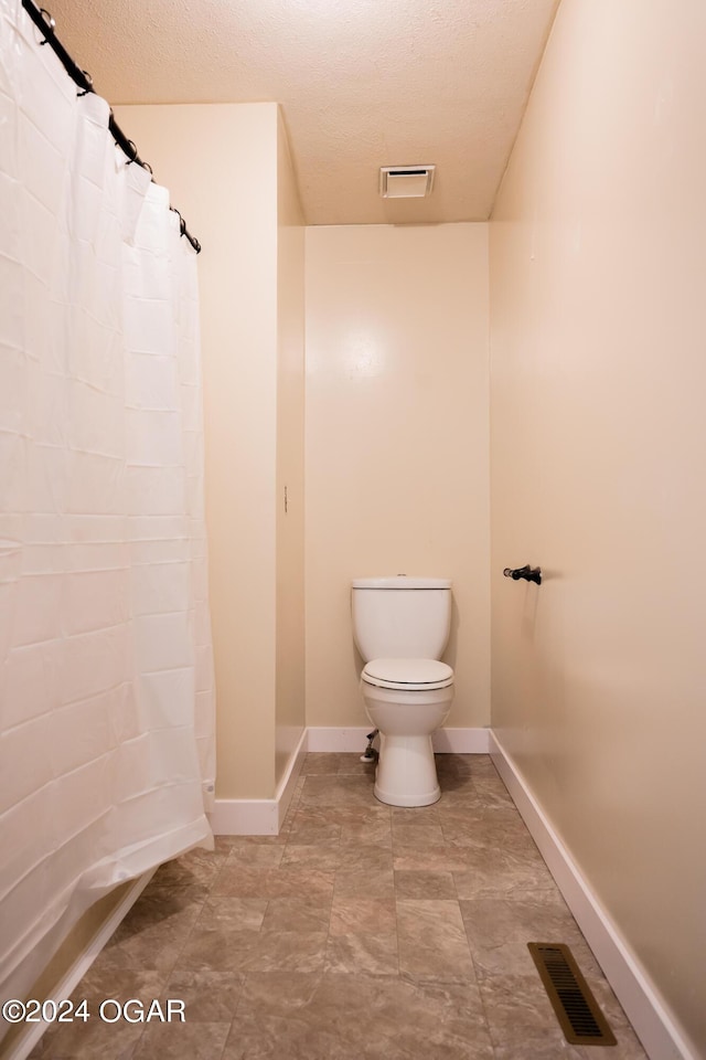 2652 S Farm Rd 51, Republic, MO 65738 - bathroom featuring a textured ceiling and a shower with curtain