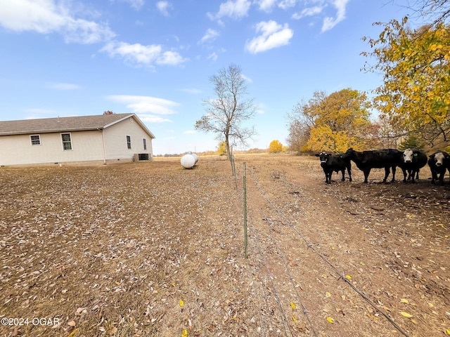 view of yard featuring a rural view