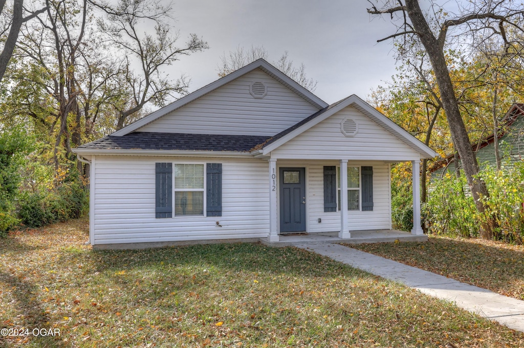 view of front facade featuring a porch and a front yard