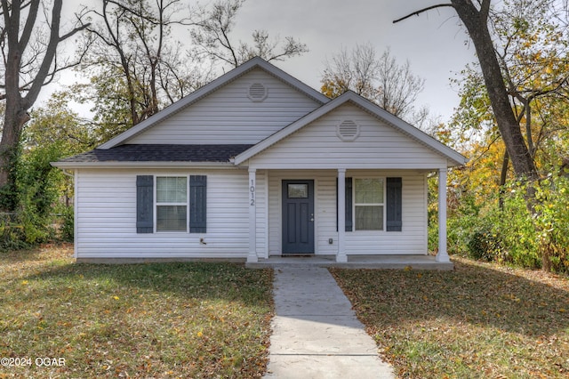 view of front facade featuring a porch and a front yard