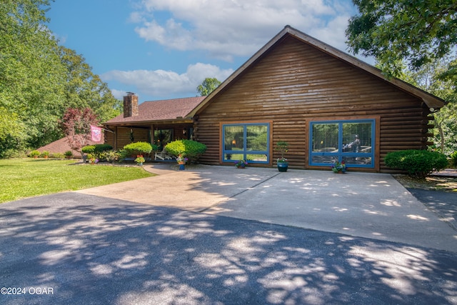 log-style house featuring a front yard