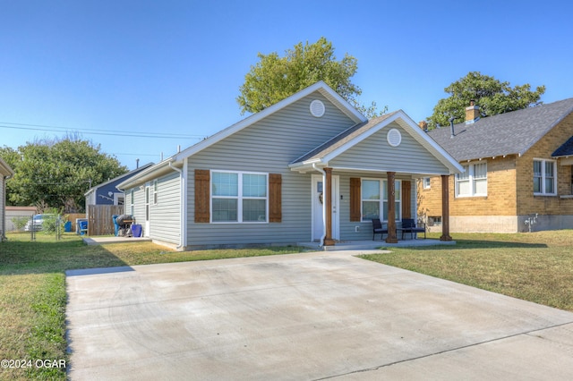 view of front facade with covered porch and a front yard