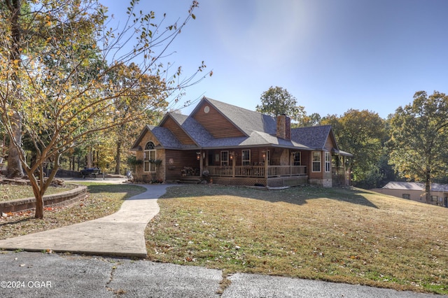 view of front of property featuring covered porch and a front lawn