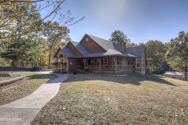 view of front facade featuring a porch and a front lawn