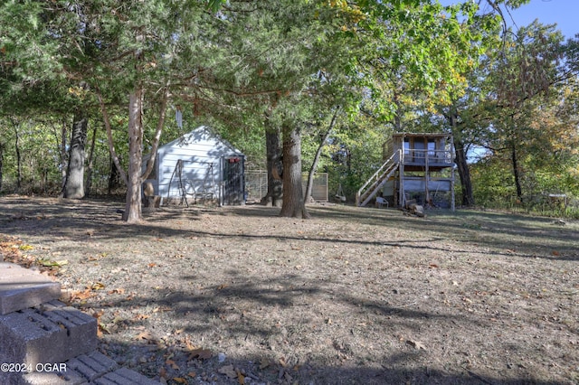 view of yard featuring a shed