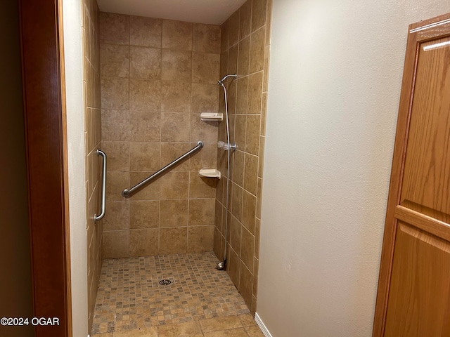 bathroom featuring a tile shower