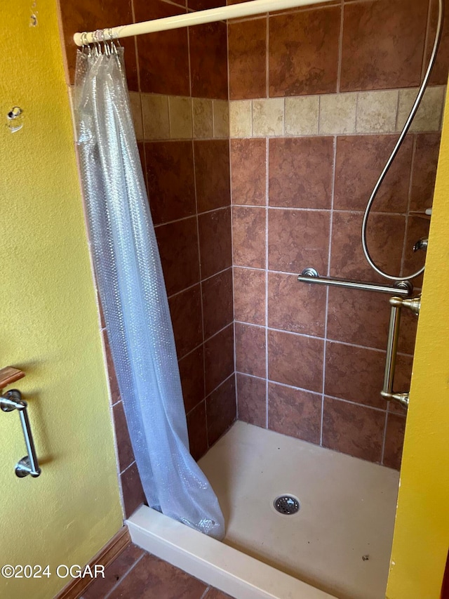 bathroom featuring curtained shower