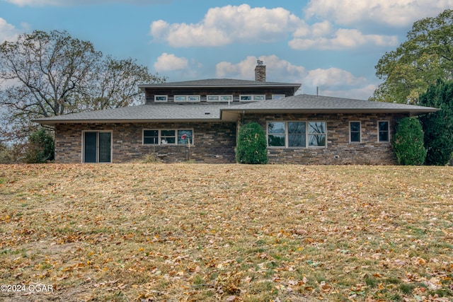 prairie-style home with a front lawn