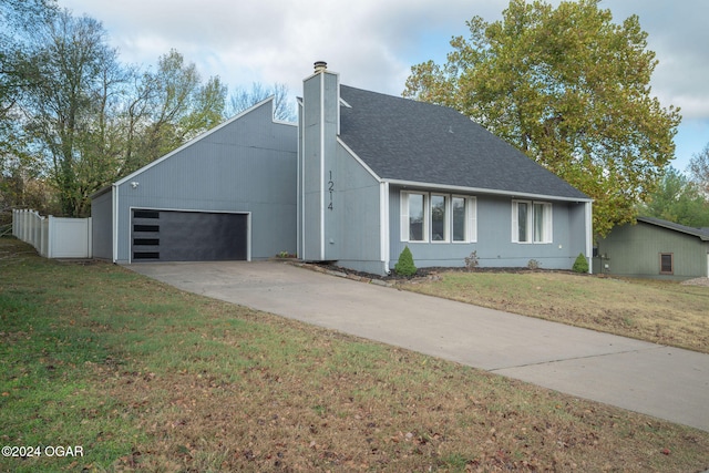 view of front of home featuring a front lawn and a garage