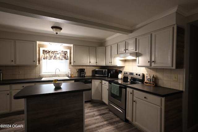 kitchen featuring backsplash, dark hardwood / wood-style floors, sink, crown molding, and stainless steel appliances