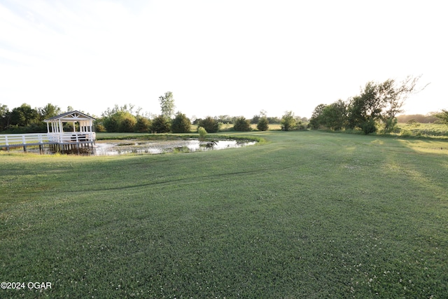 view of yard featuring a water view