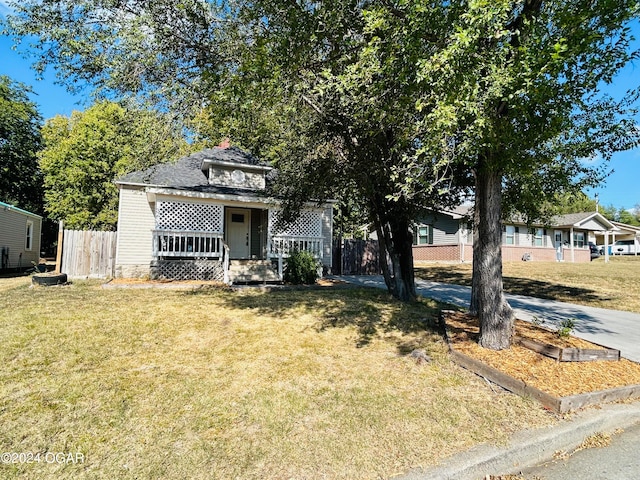 view of front of property featuring a porch and a front lawn