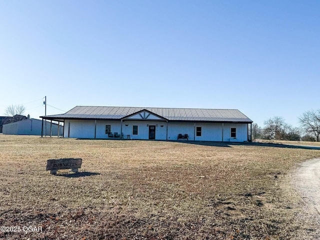 view of front of home featuring a front lawn