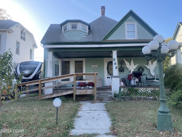 view of front facade featuring a porch and a front lawn