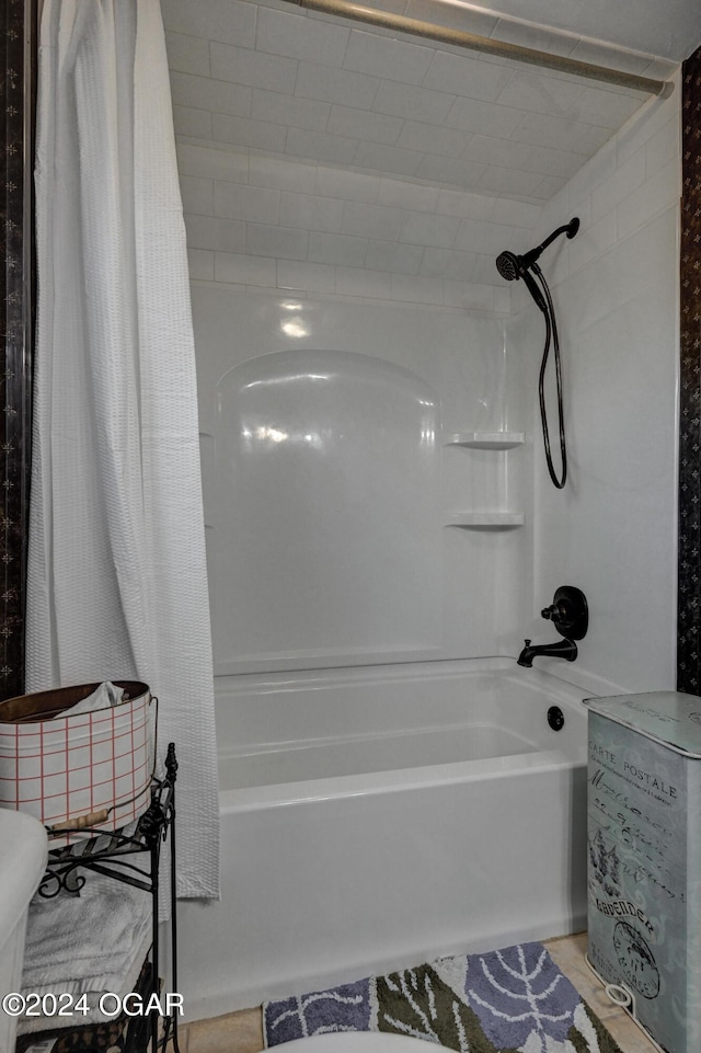 bathroom with shower / tub combo with curtain