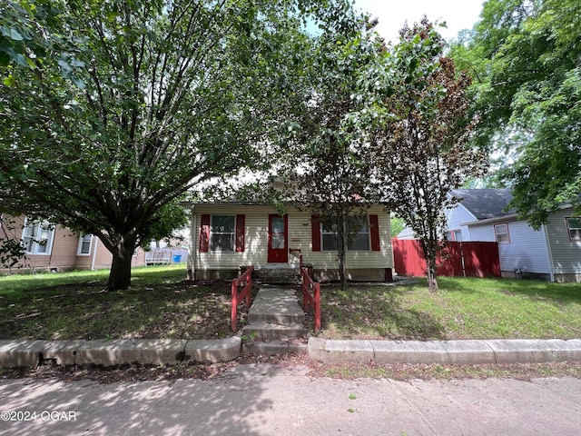 view of front of property featuring a front yard