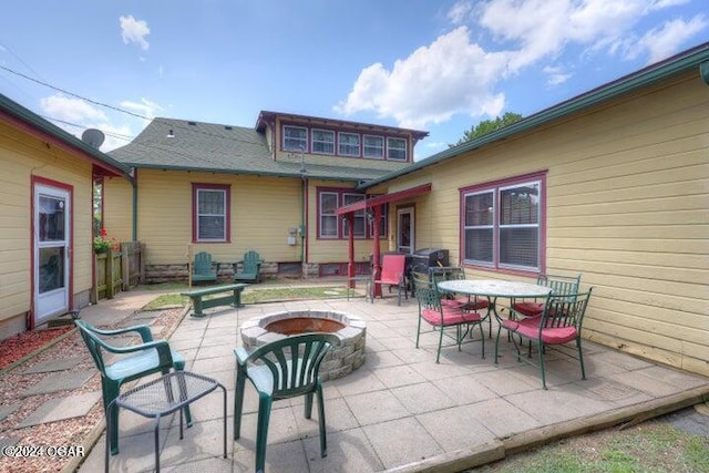 view of patio featuring a fire pit