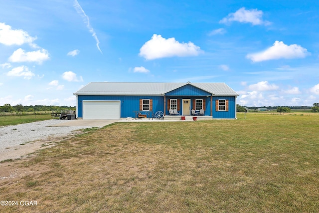 view of front facade featuring a garage and a front yard